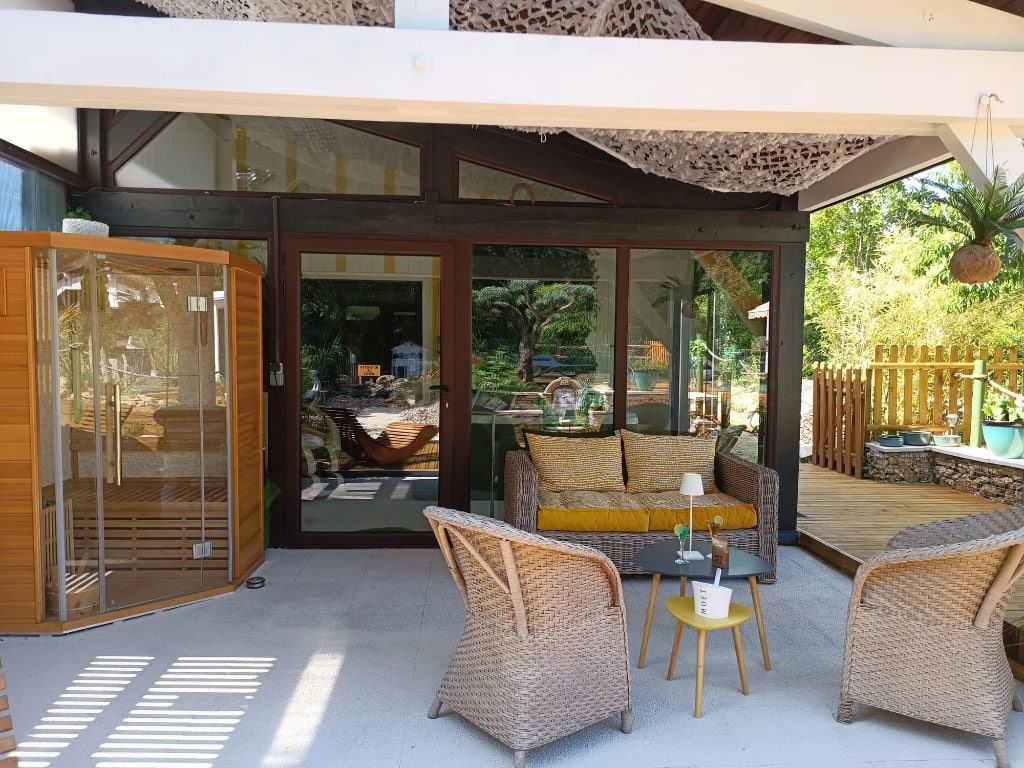 Terrasse devant l'espace Bien-être
